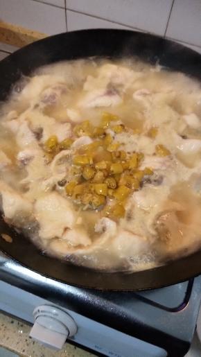 加入小米辣椒煮开即可