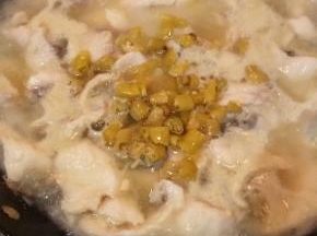 加入小米辣椒煮开即可