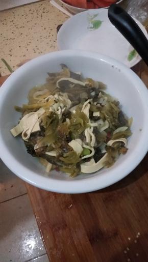 把捞出的酸菜先放入菜盆