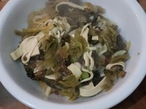 把捞出的酸菜先放入菜盆