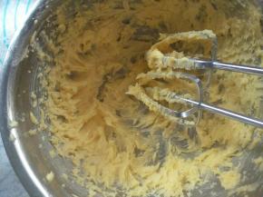 黄油室温软化，加入糖粉，低速打发至稍发白，蓬松