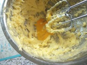 分次加入蛋液，每次加入都要搅打到完全融合再加入下一次蛋液