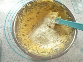 加入过筛的低粉，拌到无干干粉状，揉成光滑的面团