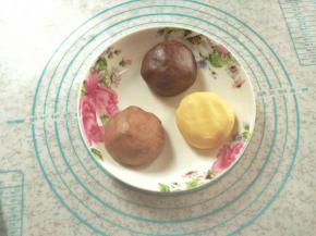 一份留做原色，一份加入1克可可粉，揉成光滑的浅色的面团，剩下的一份加入4克可可粉揉成深色面团，然后放到一个盘中，盖上保鲜膜，放进冰箱冷藏40分钟