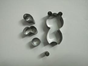 准备小浣熊模具，160度开始预热烤箱