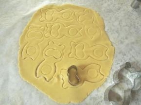其他颜色的面团，用同样方法擀成相同厚度的面饼，刻出小熊身体模型