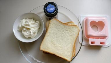 准备材料，鲜奶酪是用酸奶过滤掉乳清而来的，同时准备一个做口袋吐司的工具