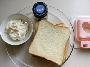 准备材料，鲜奶酪是用酸奶过滤掉乳清而来的，同时准备一个做口袋吐司的工具