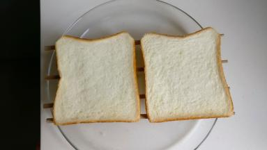 耐热的盘子中放几根筷子，吐司片摆放在筷子上