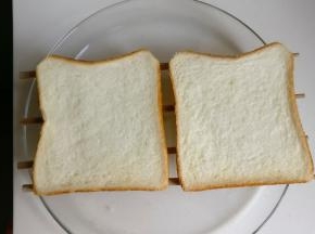 耐热的盘子中放几根筷子，吐司片摆放在筷子上