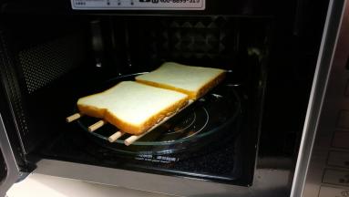 盘子放入微波炉中，高火加热30秒