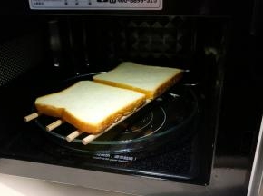 盘子放入微波炉中，高火加热30秒