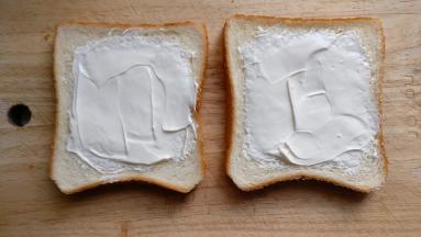 加热后的吐司变软，每一片吐司上抹上适量的鲜奶酪