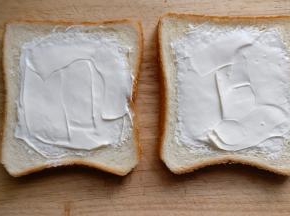 加热后的吐司变软，每一片吐司上抹上适量的鲜奶酪