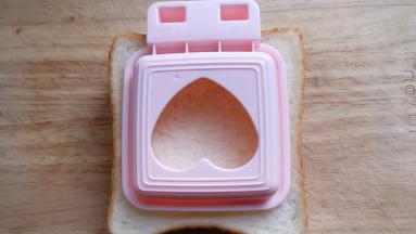 对准卡扣，扣上盖子