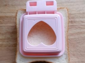 对准卡扣，扣上盖子