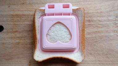 用力向下按，将吐司压实，只会压实四周，不会压实中间的