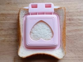 用力向下按，将吐司压实，只会压实四周，不会压实中间的