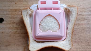 去掉吐司的四周，轻轻一拿就下来