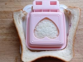 去掉吐司的四周，轻轻一拿就下来