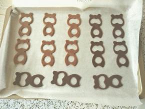 把小浣熊身体模型摆到烤盘上，共21个，我摆了两盘