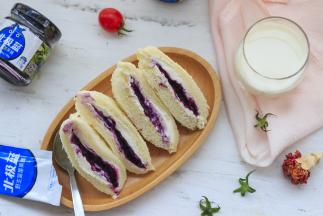 切好的吐司装盘即可