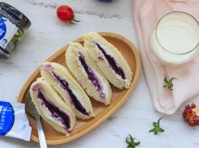 切好的吐司装盘即可