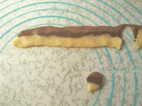 剩下的面团，搓成圆条，捏在一起稍按扁，用尾巴模具刻出小尾巴