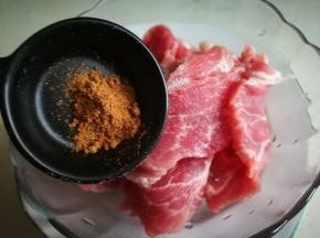 加入十三香 拌匀