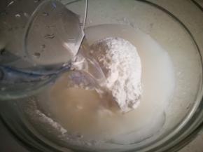 另取碗 放入面粉生粉 加入清水