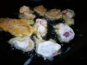 入锅炸制两面焦黄