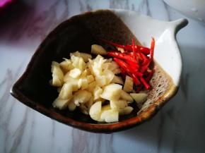 大蒜切末 辣椒切丝