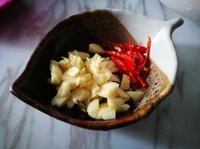 大蒜切末 辣椒切丝