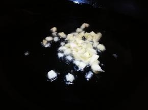 蒜末爆香