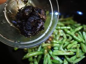 加入橄榄菜 翻炒均匀 出锅