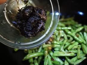 加入橄榄菜 翻炒均匀 出锅