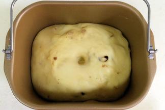 面团发至2倍大，手指沾面粉戳孔，不塌陷不回弹即可。