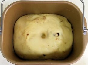 面团发至2倍大，手指沾面粉戳孔，不塌陷不回弹即可。