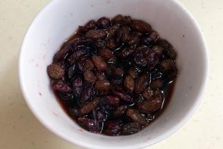 葡萄干和蔓越莓用葡萄酒提前浸泡2～3天。