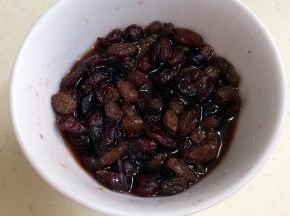 葡萄干和蔓越莓用葡萄酒提前浸泡2～3天。