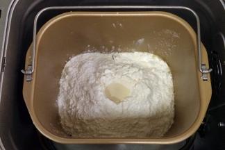 除黄油以外的面包材料都放入面包机内（先液体后粉类的顺序），在面粉中间挖个洞，把酵母粉倒入，启动和面程序。