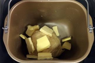 约揉15分钟，面团成型后加入黄油继续和面。