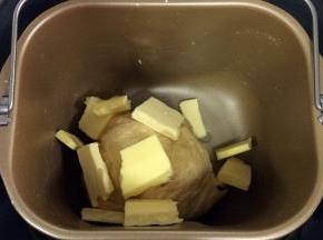 约揉15分钟，面团成型后加入黄油继续和面。