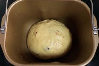 用手整理好面团，放在面包机桶内直接发酵。