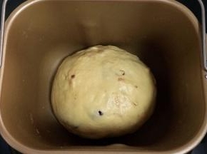 用手整理好面团，放在面包机桶内直接发酵。