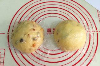 把发好的面团取出排气，然后分成两等份，滚圆松弛15分钟，记得盖好保鲜膜。