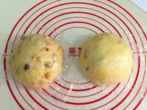 把发好的面团取出排气，然后分成两等份，滚圆松弛15分钟，记得盖好保鲜膜。