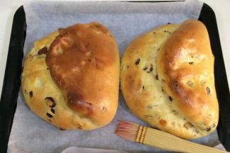 取出烤好的面包，趁热给面包表面刷上一层黄油。