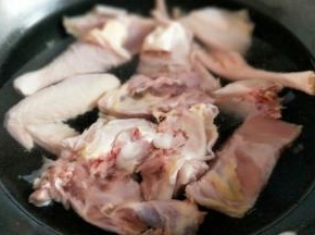 之后将鸡块焯水，冷水入锅，大火烧开，5分钟捞出。捞出后用冷水冲洗干净。