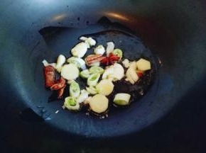 起油锅，加入切好的姜蒜炒香，下入鸡块煸炒，盛出备用。